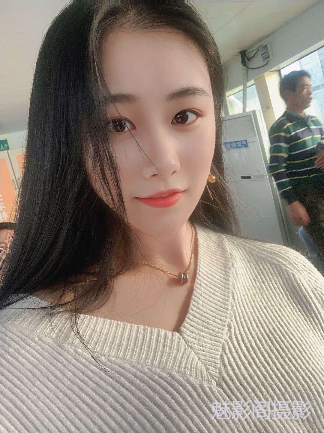 国模秀岑私密写真集:优雅与性感的完美融合,展现女性独特魅力