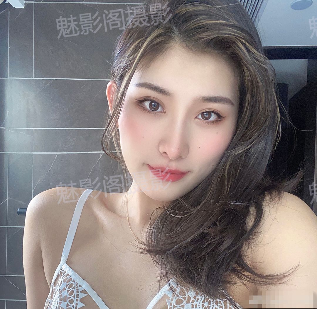 雅拉伊写真模特羽嫣 YANA Y 小姐 红白波点衬衫   黑色西装 红玫瑰浪漫氛围艺术写真