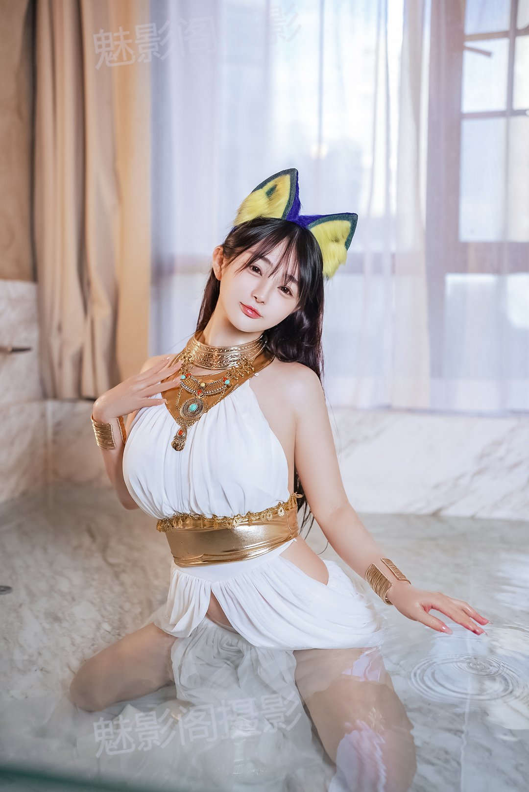 - 桜井宁宁 白色猫娘主题写真：金腰带 绿宝项链，配饰精致层次感十足