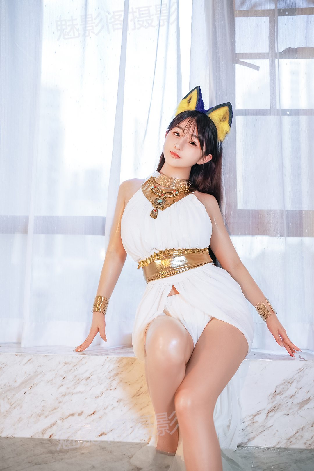 - 桜井宁宁 白色猫娘主题写真：金腰带 绿宝项链，配饰精致层次感十足