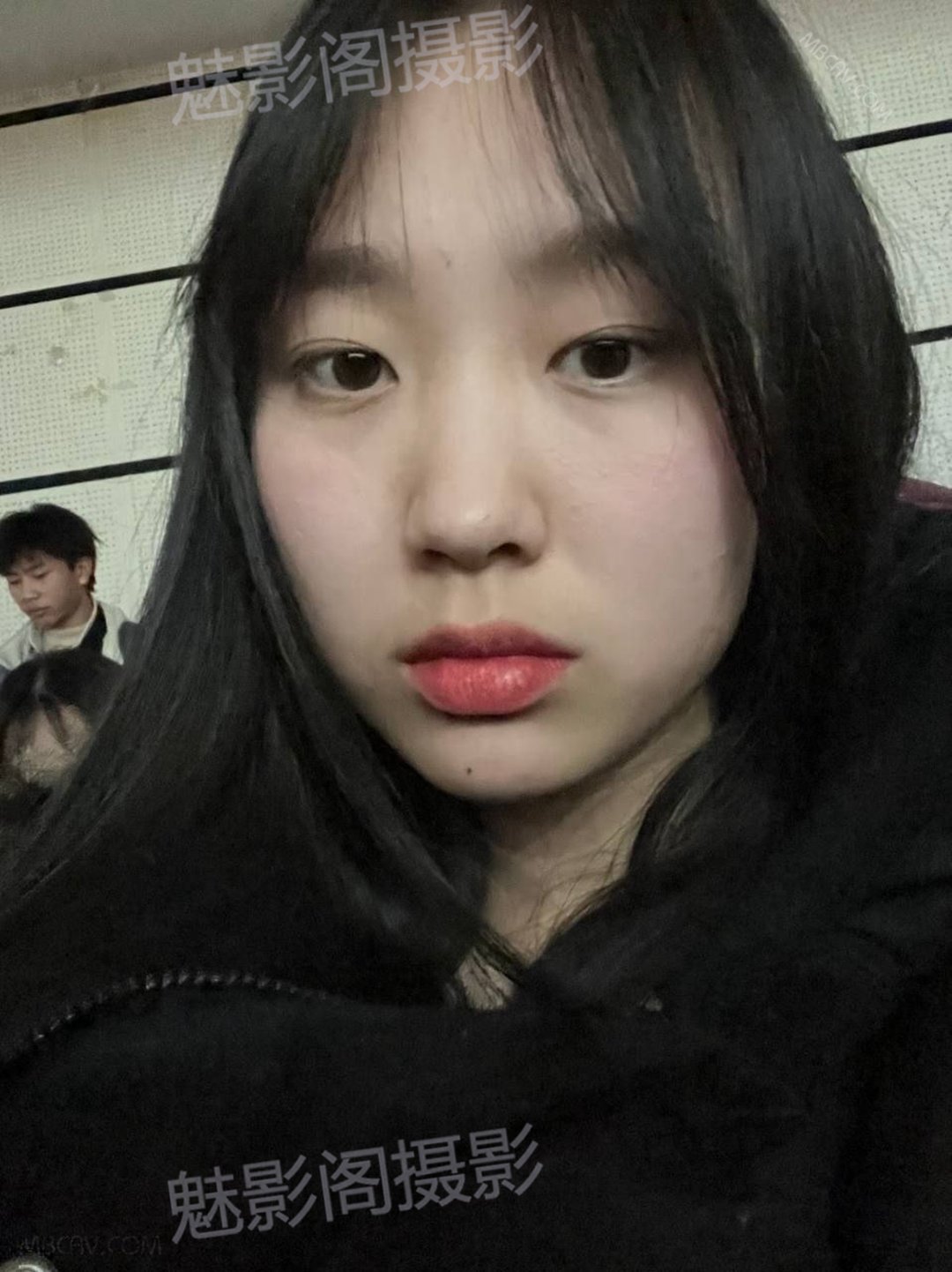 李Y妍微胖大学女友形象颠覆审美！青涩互动藏满青春悸动，街角夜拍解锁真实感恋爱切片