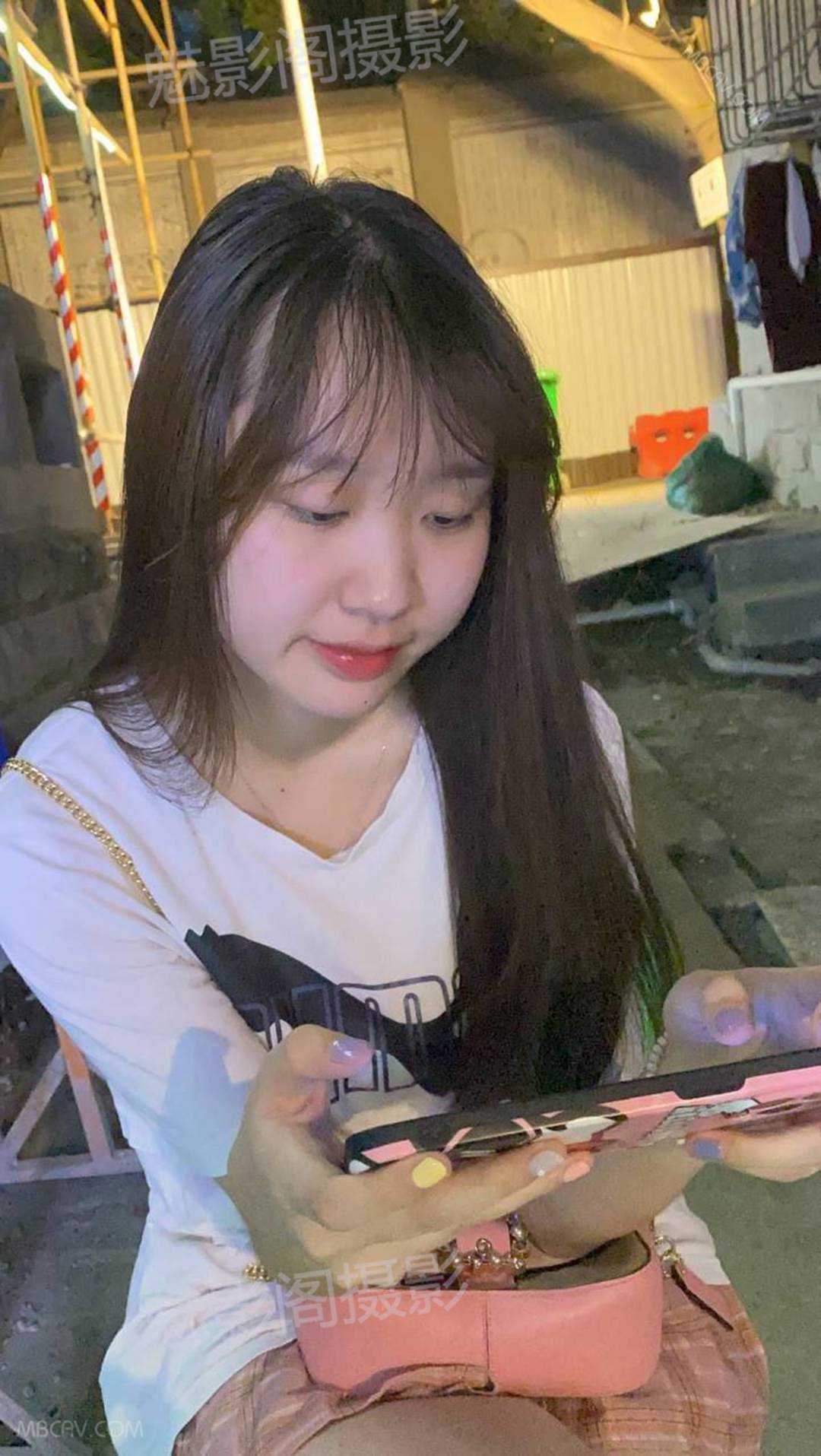 李Y妍微胖大学女友形象颠覆审美！青涩互动藏满青春悸动，街角夜拍解锁真实感恋爱切片