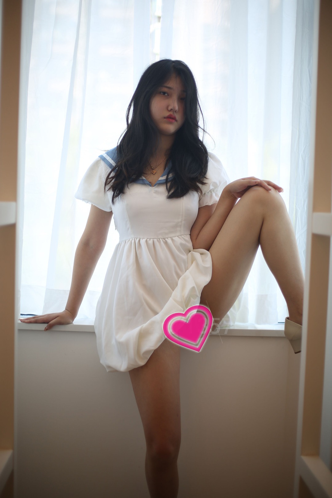 国模纯纯窗边私拍写真：水手服下的若隐若现与青春诱惑