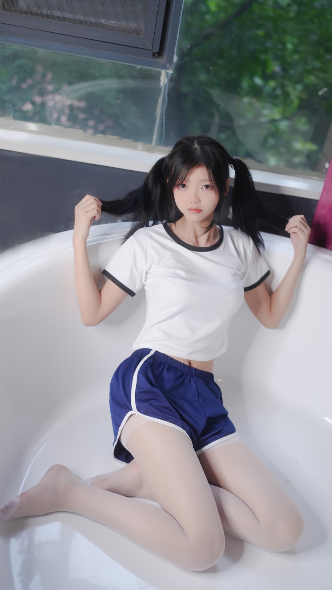 秋名山 - X005 小婕体操服写真｜白色短T 蓝色运动短裤 肉色丝袜｜浴缸场景青春少女风｜双马尾甜美造型