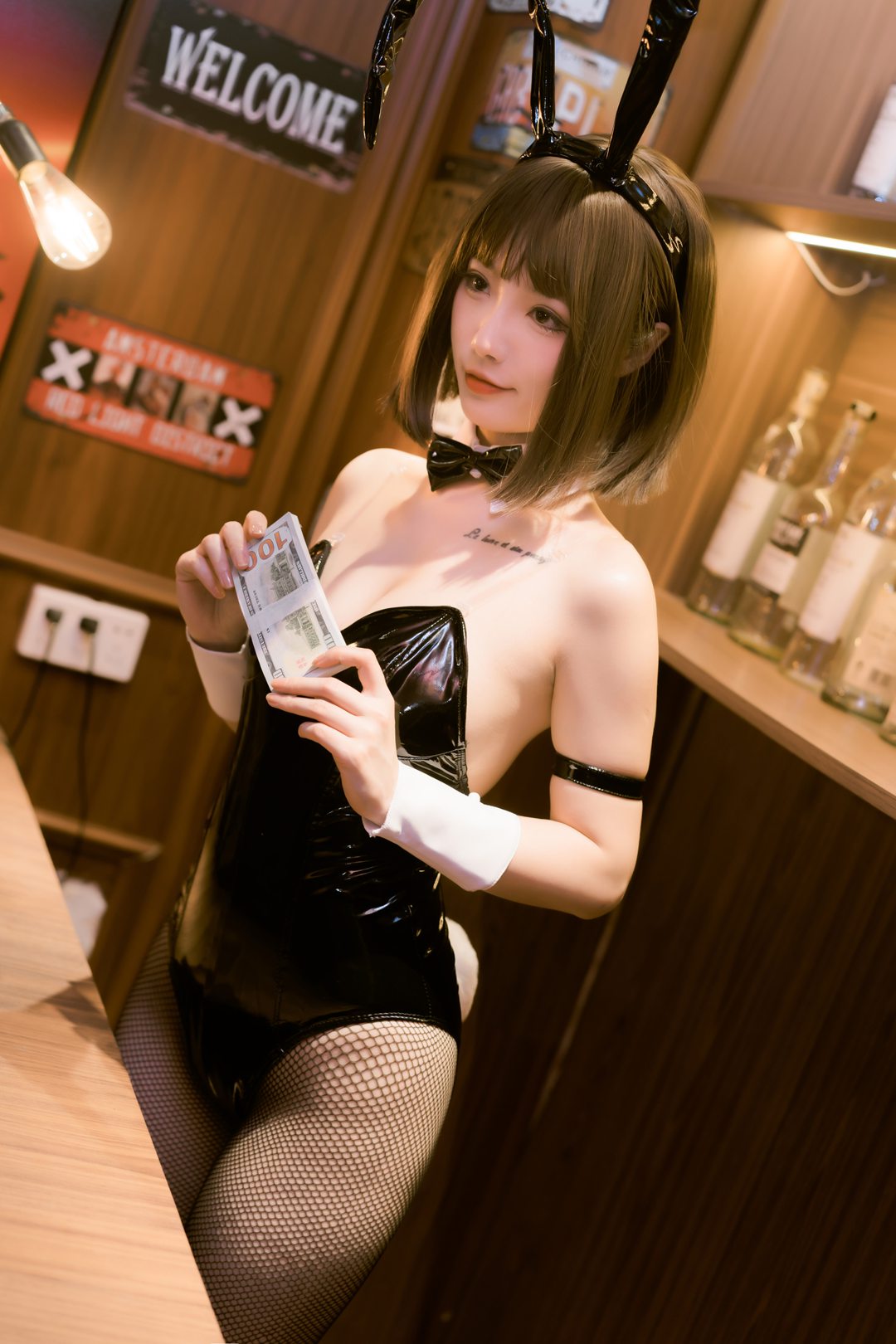 桃良阿宅兔女郎主题写真集｜黑色亮面兔女郎装 网袜美腿造型｜高颜值二次元女神性感气质私房摄影