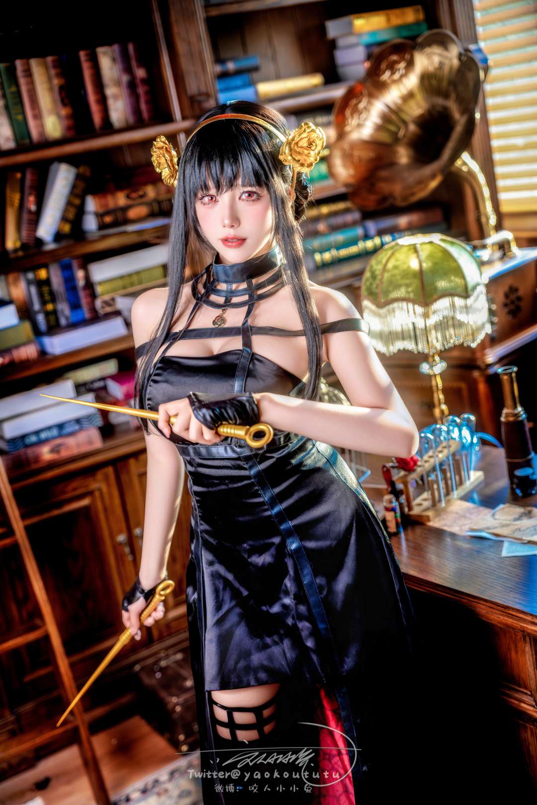 咬人小小兔3月限定COS大作｜约尔太太黑丝哥特风惊艳登场！金玫瑰发饰 双持短剑，书房复古氛围拉满