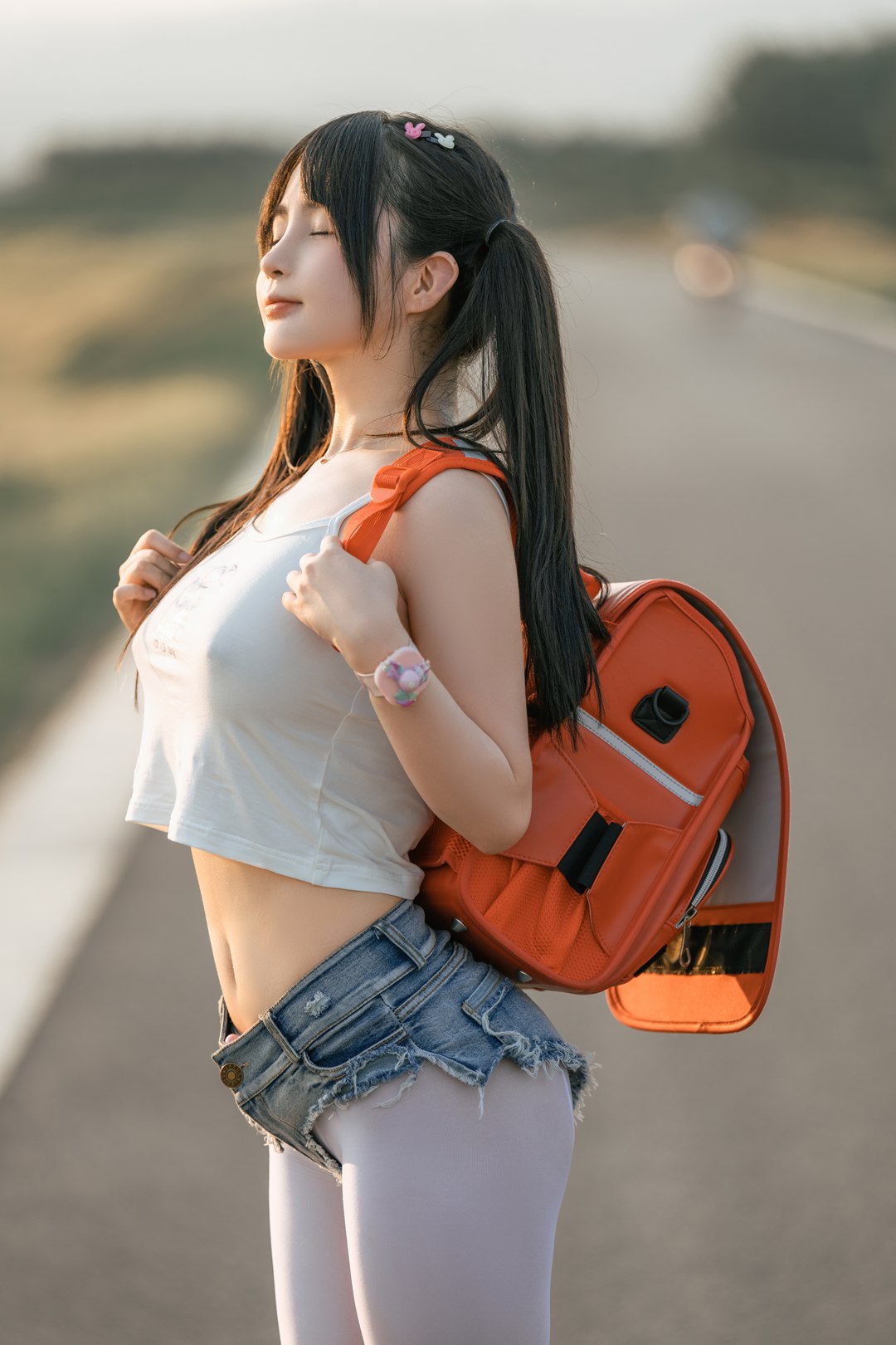 桜井宁宁NO.055「小红包」限定写真｜阳光公路少女感爆棚！白色短T 牛仔热裤 橙色书包，日系清新风摄影大片