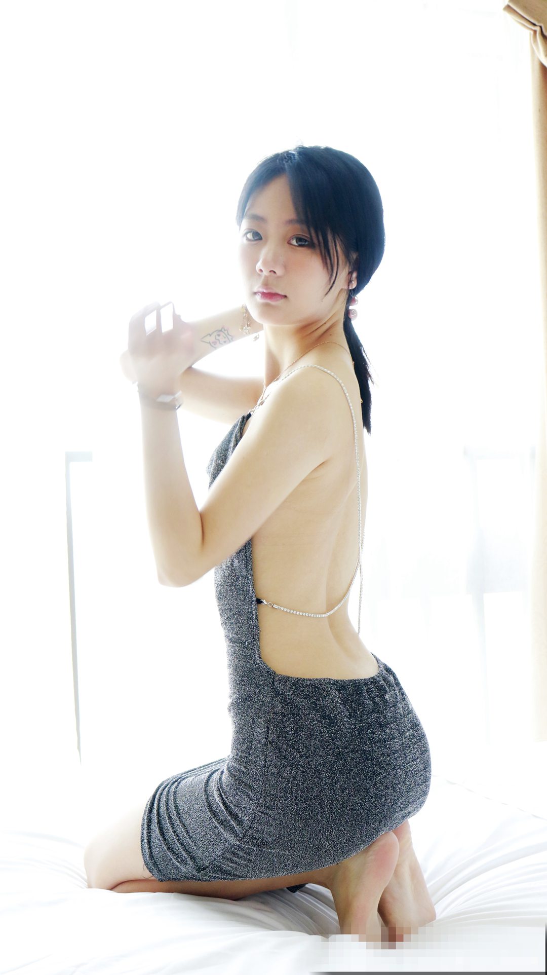 秀人嫩模谢小蒽无修私拍套图 - 银灰色露背紧身裙居家跪姿高清写真