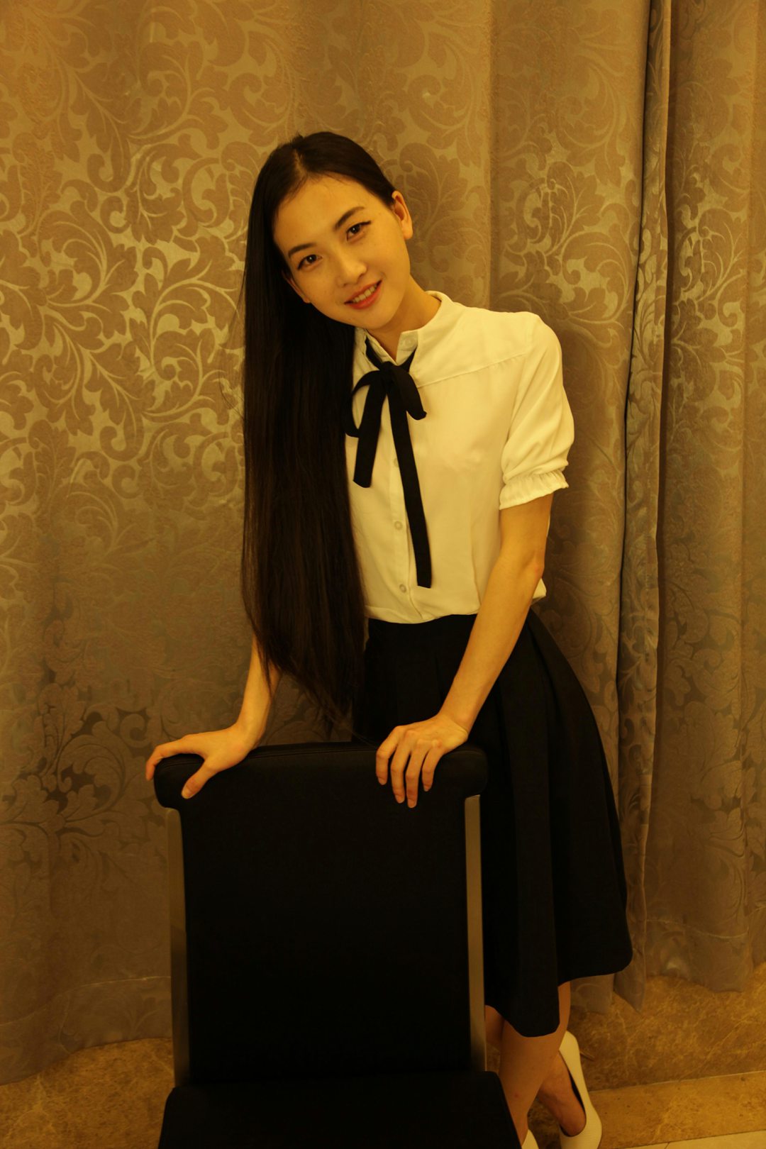 国模林妹妹早期私房写真曝光：清纯校服造型与复古室内氛围的视觉碰撞