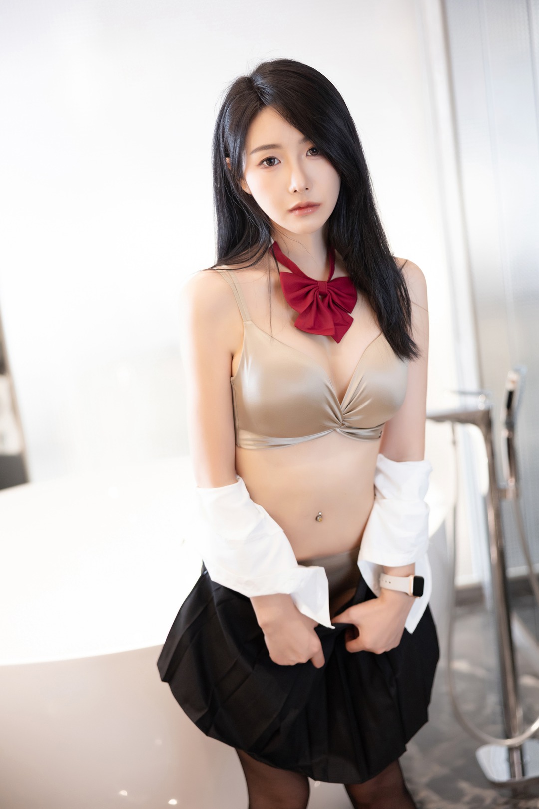 苏苏阿NO.003内购无水印版｜香槟金吊带上衣 酒红领结 百褶黑裙，浴室光影中的少女私密美学