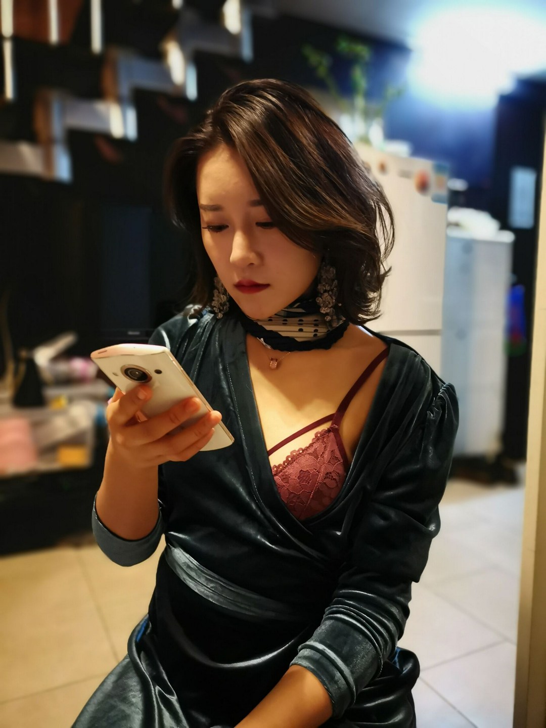 国模泡泡约拍：深绿丝绒与酒红蕾丝的私房美学纪实