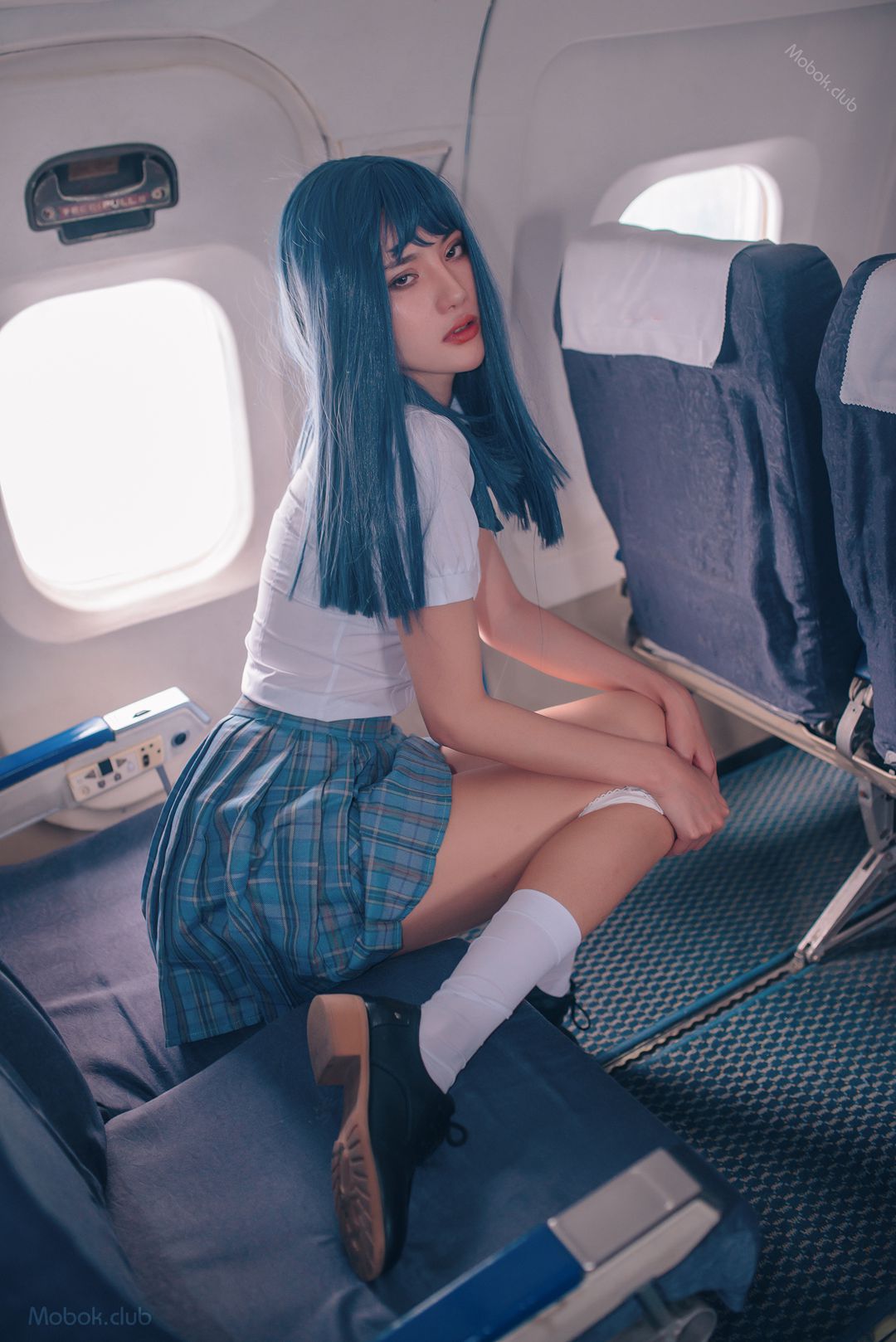 秀人网御用极品嫩模阿朱：蓝发JK制服飞机舱内狂野写真