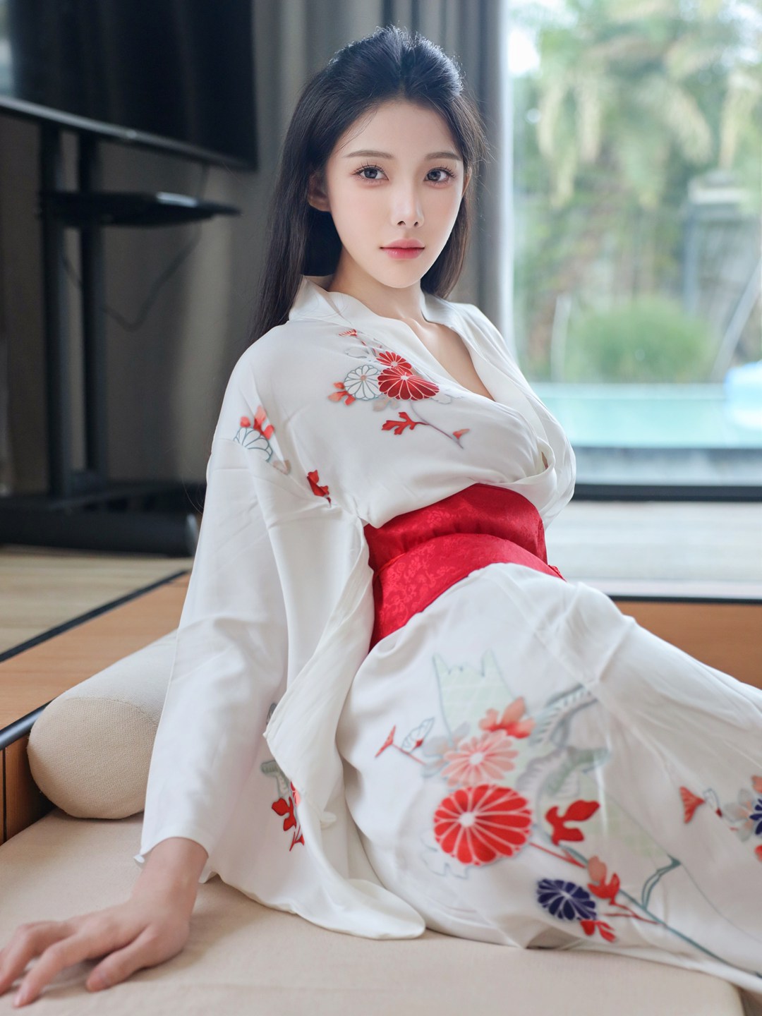 秀人网梨霜儿最新写真：白色和服与红色腰带的古典碰撞，于现代室内光影间演绎东方女性的温婉与风情
