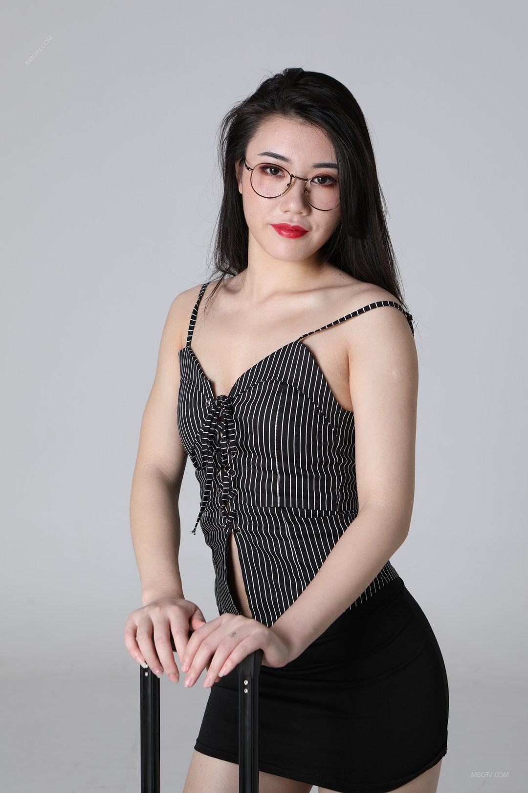 精品国模美娜职场风写真：黑白条纹吊带与知性眼镜的碰撞，演绎OL御姐的冷艳与性感美学