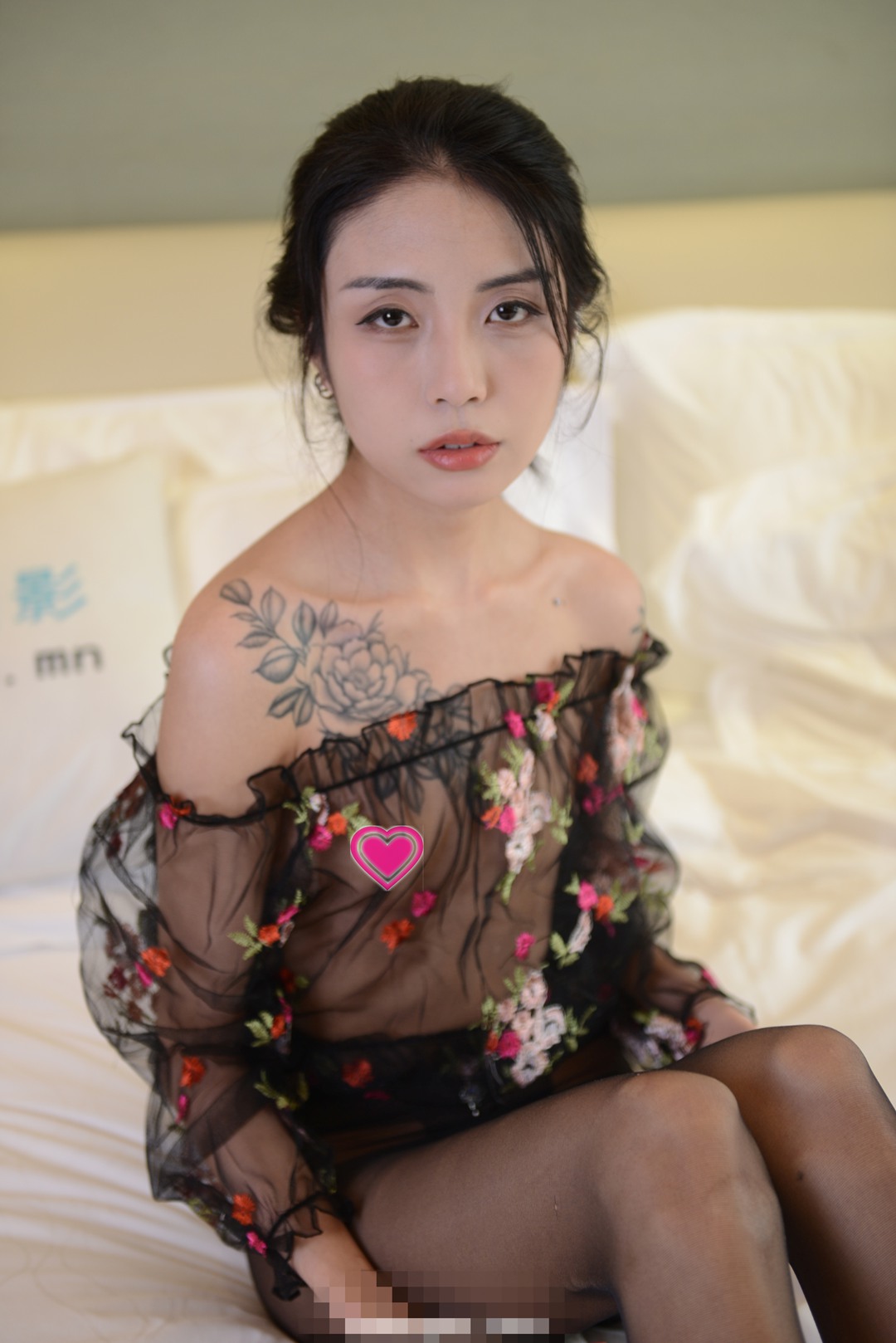 PANS摄影国模白白经典写真：黑色透视花裙与肩头纹身的暗香浮动，演绎卧室里的神秘与柔美