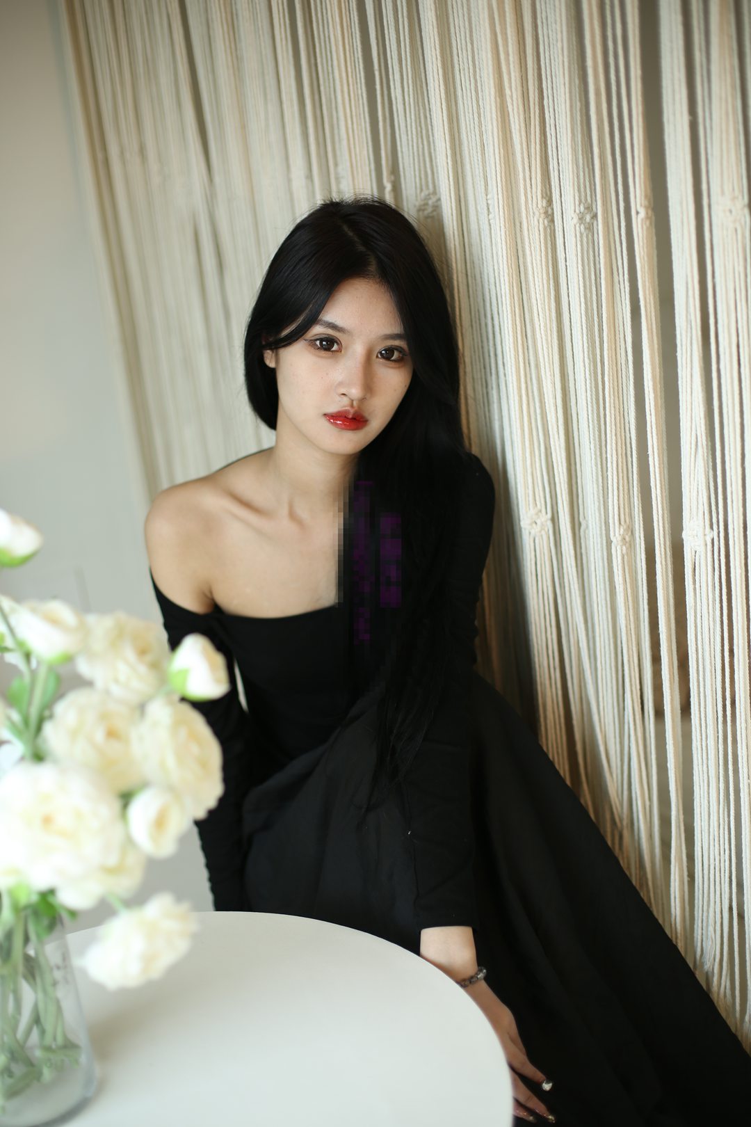 长沙艺校气质美女【可咪】私房写真：黑裙红唇演绎优雅与性感的视觉诗篇