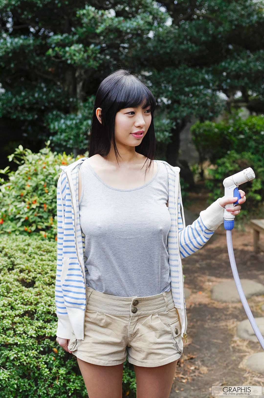 桐谷茉莉《Primula Julian》：蓝白条纹与柔光交织的居家写真，演绎日系少女的慵懒与纯真