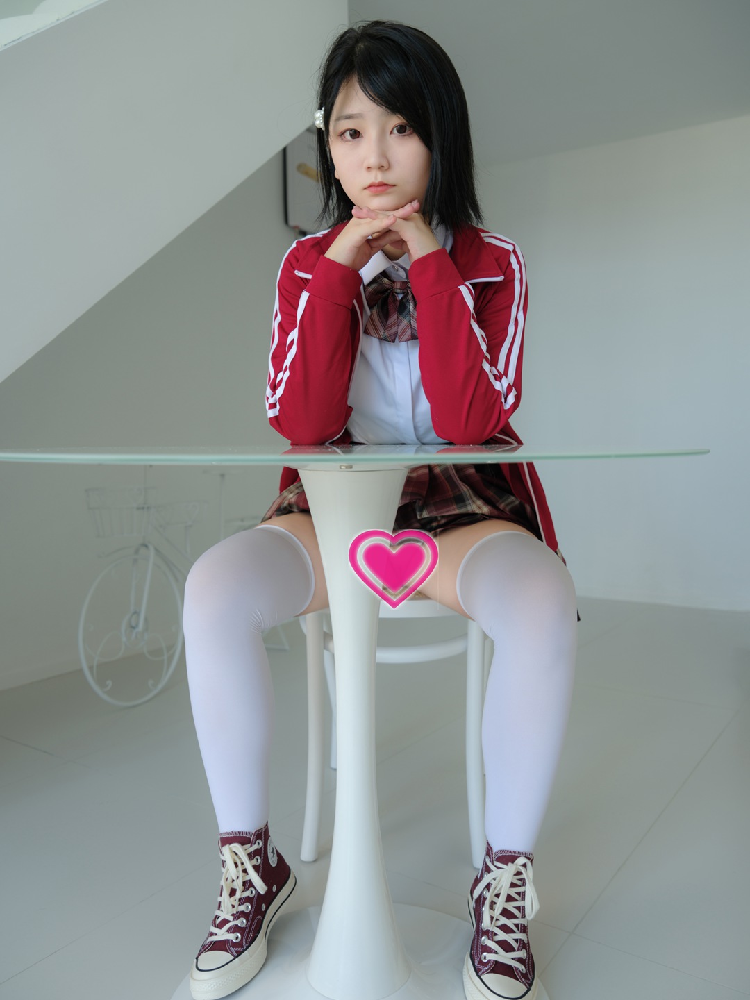 紧急企划小枫JK制服写真：红白运动外套配格裙，清纯少女感拉满