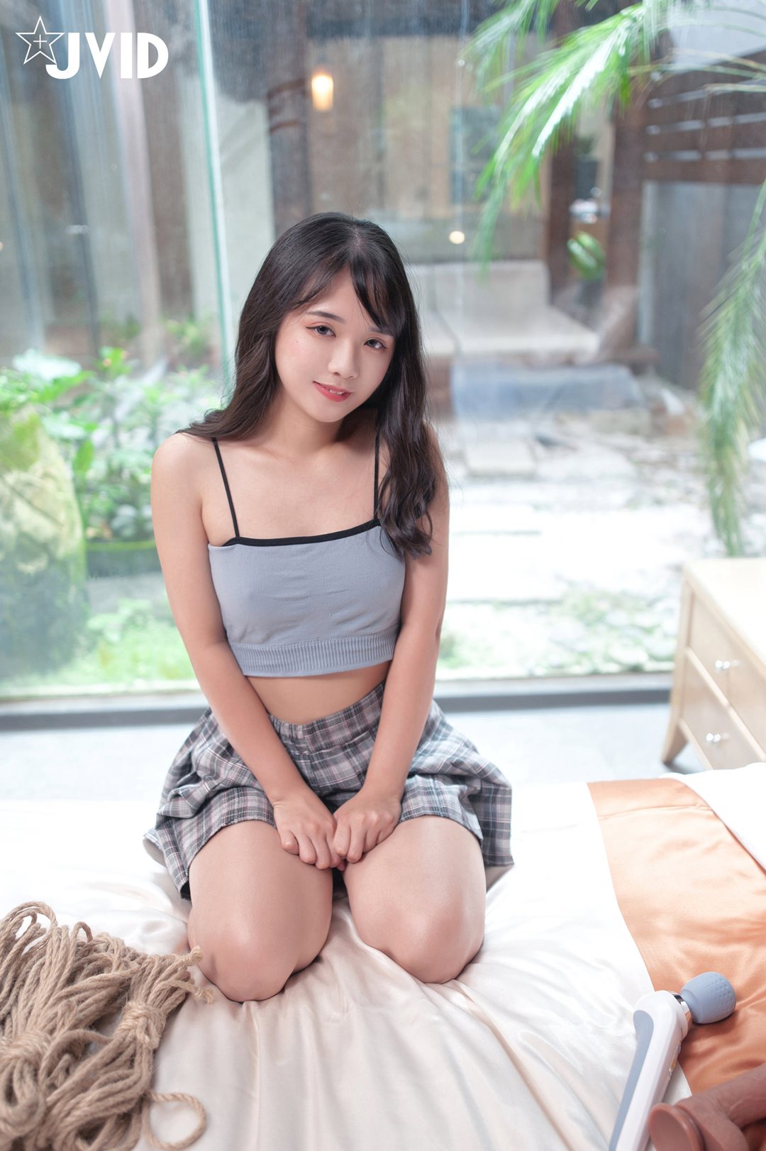 JVID NO.717 加加喵体验：灰吊带 格裙，玻璃窗前的清新少女感写真