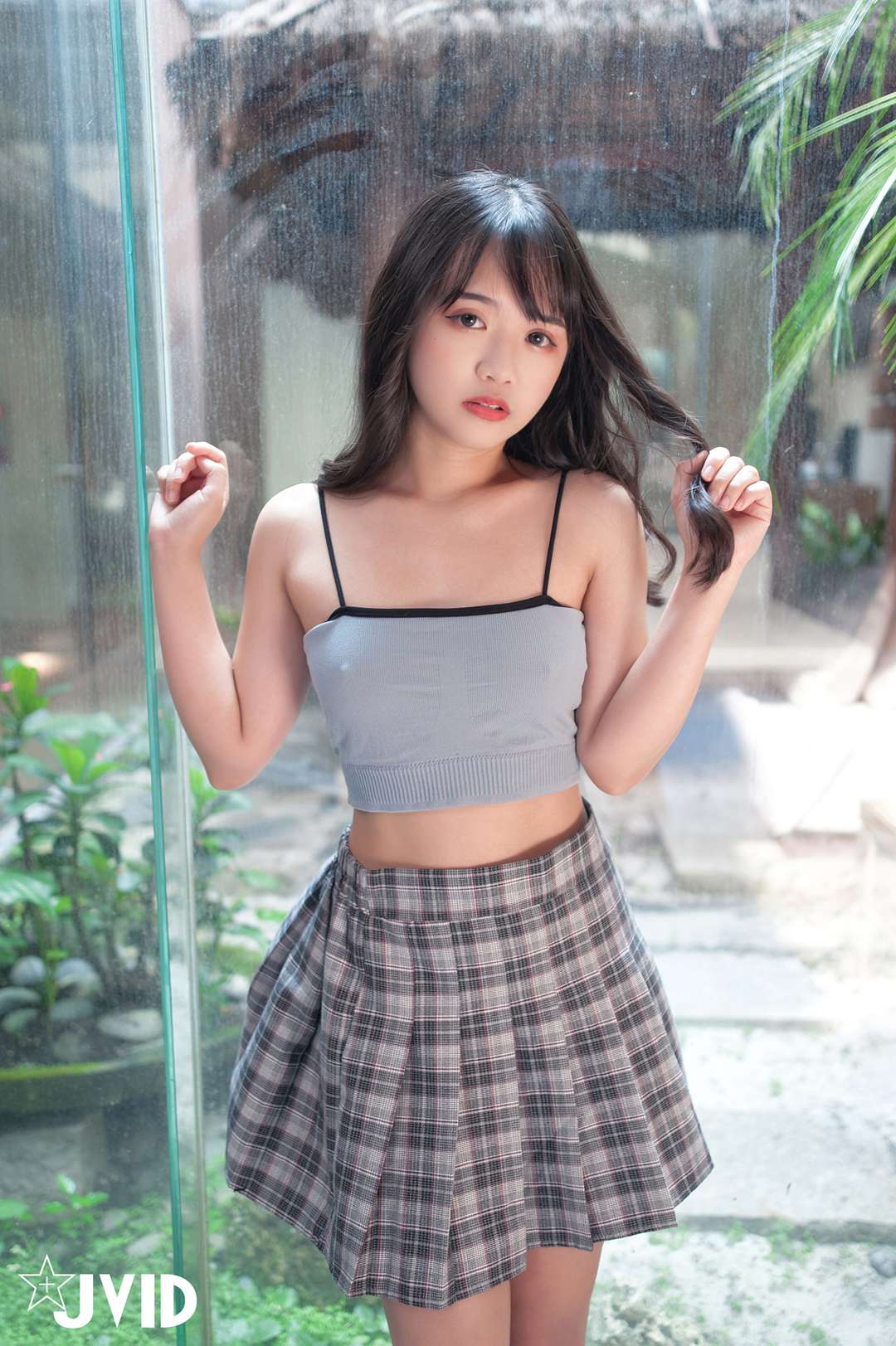 JVID NO.717 加加喵体验：灰吊带 格裙，玻璃窗前的清新少女感写真